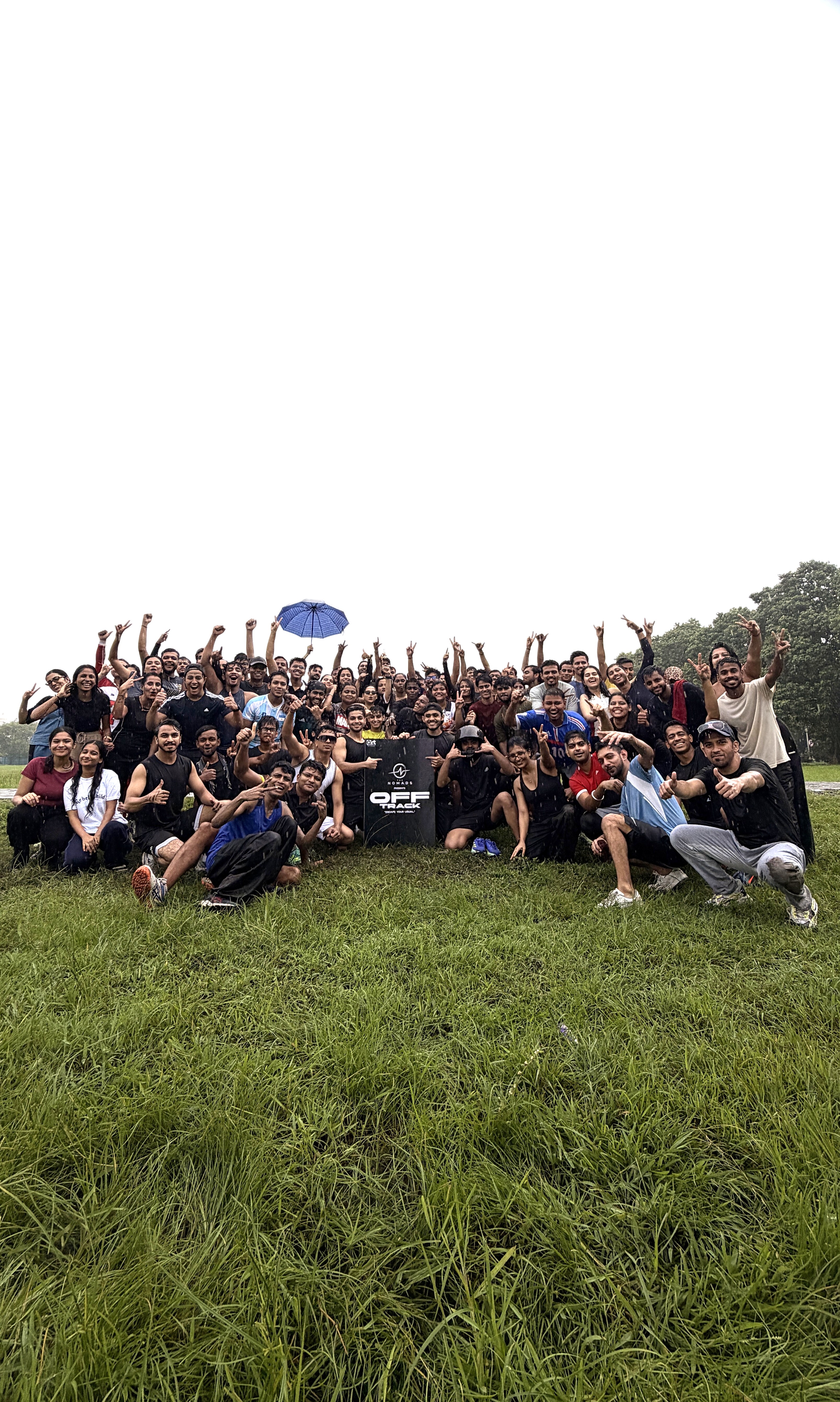 The Nomads community — a large crowd of runners gathered together in Kolkata, faces visible, energetic group photograph